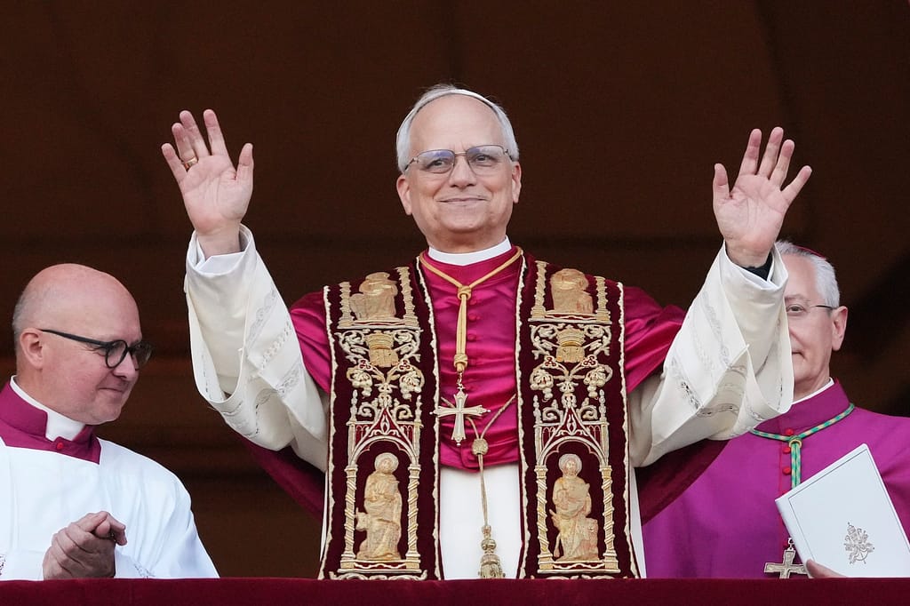 Momentul în care Papa Leon al XIV-lea a apărut pe balcon și a salutat credincioșii – VIDEO