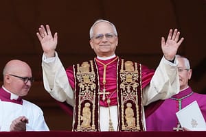 Momentul în care Papa Leon al XIV-lea a apărut pe balcon și a salutat credincioșii – VIDEO
