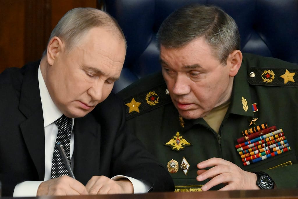 Armata rusă „a eliberat” 5.000 de km pătrați în Ucraina în acest an și „avansează practic pe toate direcțiile”, susțin Putin și generalul Gherasimov