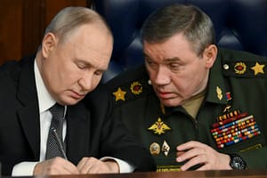 Armata rusă „a eliberat” 5.000 de km pătrați în Ucraina în acest an și „avansează practic pe toate direcțiile”, susțin Putin și generalul Gherasimov