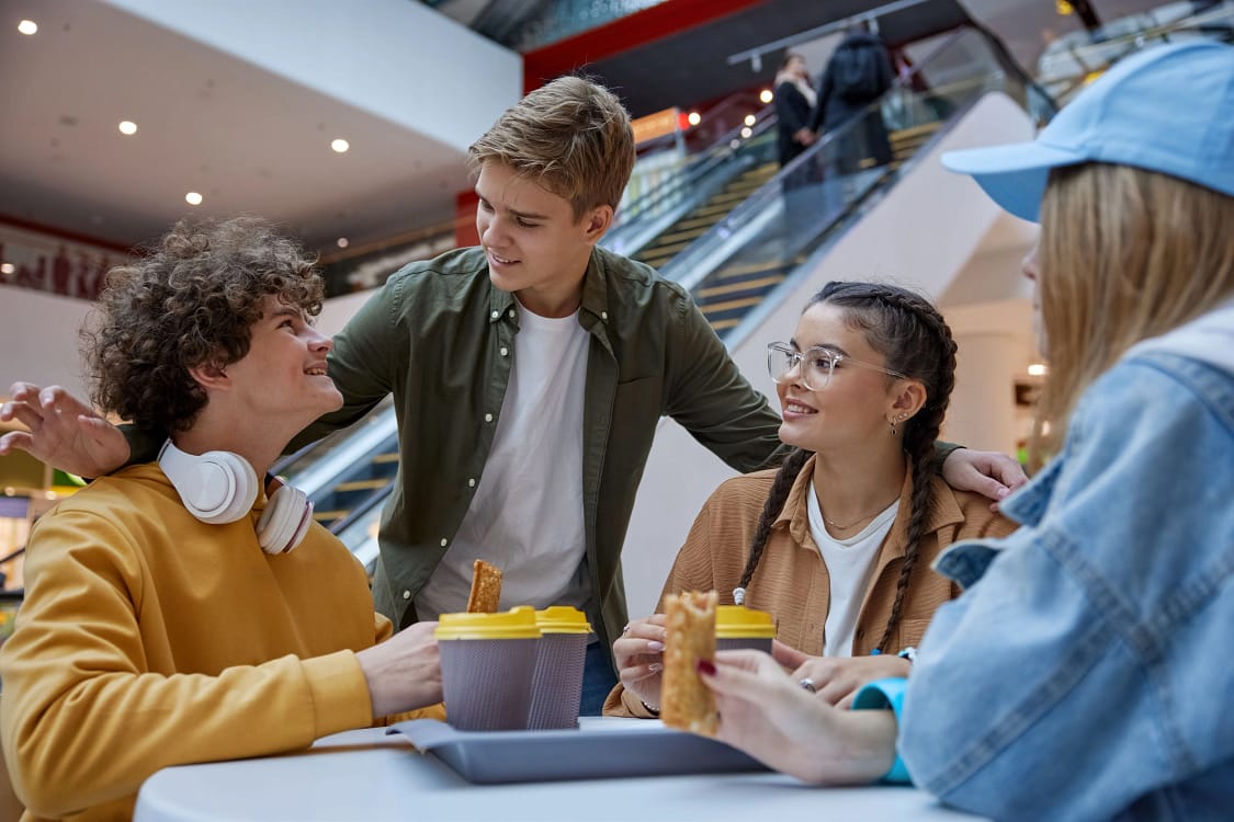 Adolescenţii europeni îşi câştigă independenţa treptat. FOTO Shutterstock 