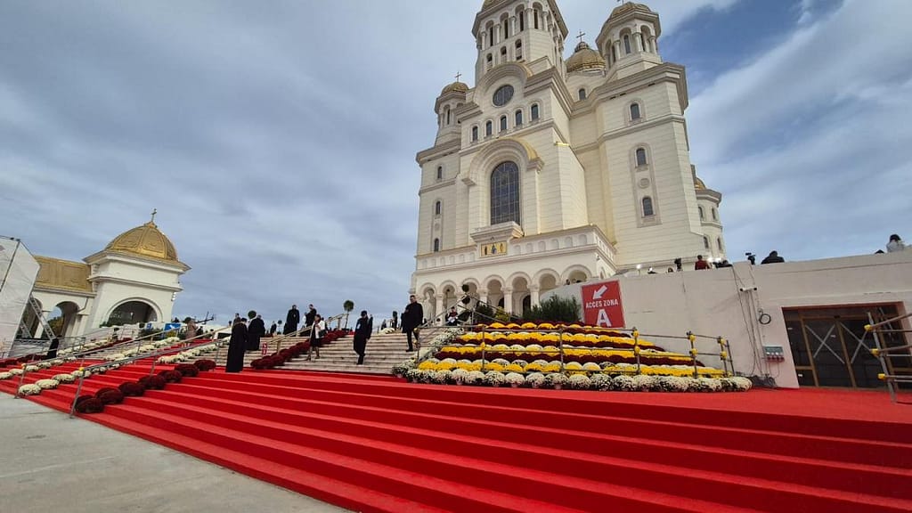 Ultima seară în care se poate intra în Sfântul Altar al Catedralei Naționale. Cât timp așteaptă oamenii la coadă