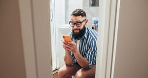De ce nu ar trebui să folosești telefonul când stai pe toaletă. Avertismentul specialiștilor: „Scurtați timpul petrecut pe WC”