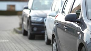 Incident într-o parcare supraetajată din Sectorul 6: O mașină a căzut după ce platforma s-a rupt / foto în articol
