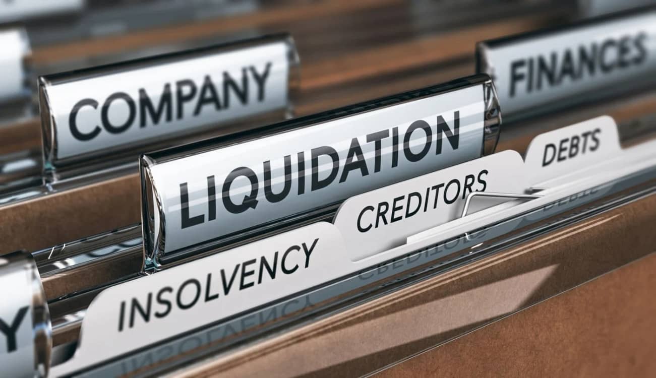 Sertar plin cu dosare de insolvențe și lichidare