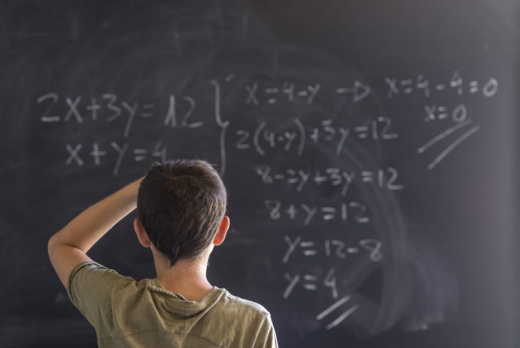 Ministerul Educației comasează școli, dar tace mâlc la problemele reale din învățământ