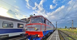 În ce condiții pot merge elevii gratuit cu trenul și cum își pot lua biletele și abonamentele