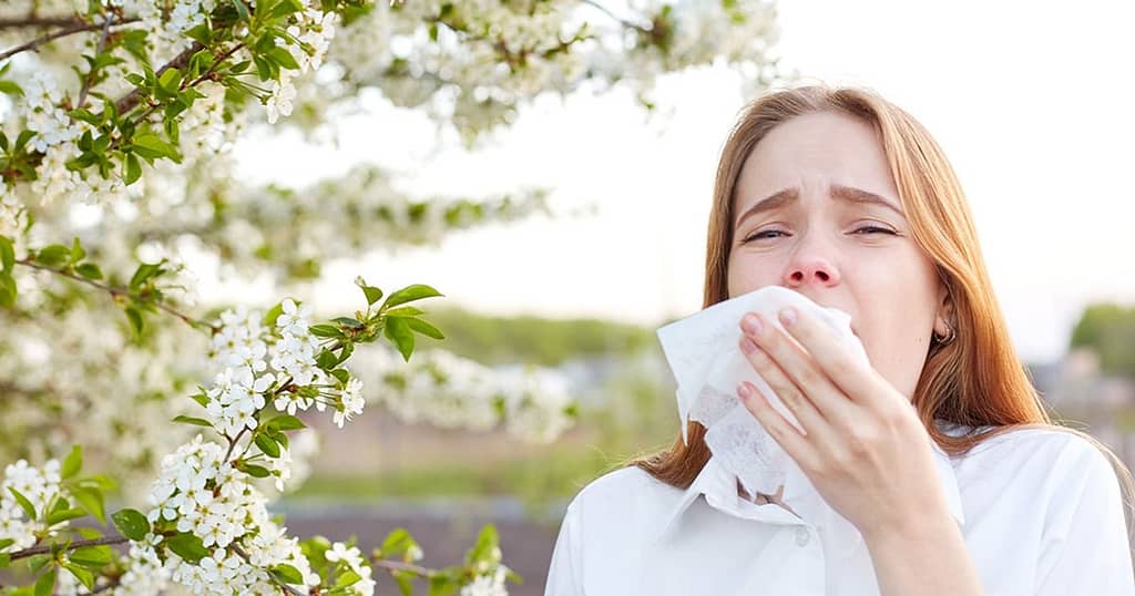 Răceală vs. alergie: Diferențele-cheie care îți spun ce te-a lovit în plin sezon al polenului