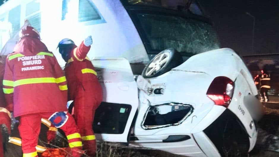 Accident feroviar pe ruta București Vest – Chiajna. Trenul a lovit un autoturism răsturnat pe linie | FOTO