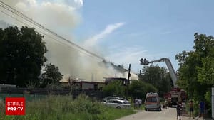 Un incendiu cumplit a distrus două locuințe, în Bacău. Proprietarii erau plecați în pelerinaj la o mănăstire