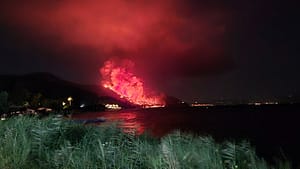 Incendiu puternic în insula Thassos, unde mulți români își petrec vacanța. Pompierii pot interveni doar terestru – VIDEO