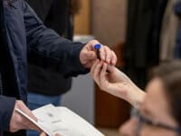 Incidente la urne în diaspora. Obiceiul ilegal la care recurg tot mai mulți votanți din străinătate