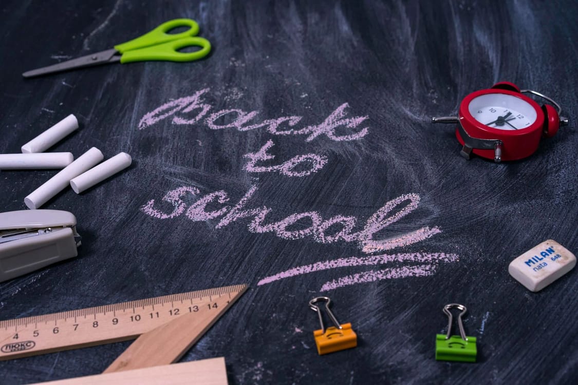 Pe o tablă scrie Back to School