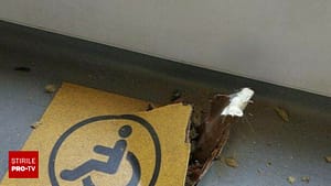 Tragedie evitată prin hazard. O bucată de șină a străpuns podeaua unui tramvai nou din București