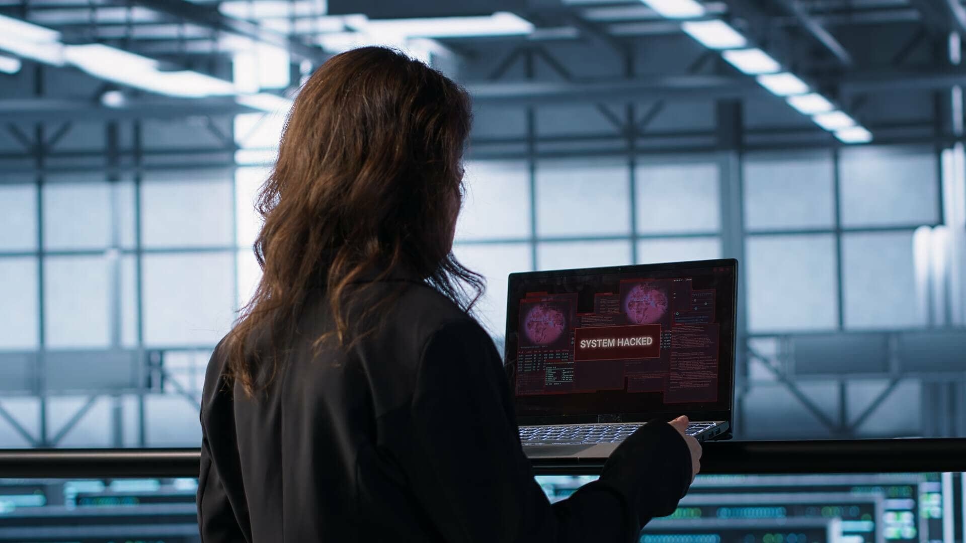 femeie cu laptop