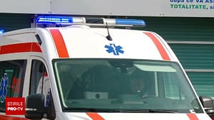 Un copil de 3 ani a căzut de la etajul cinci al unui bloc din Braşov. A fost transportat în stare gravă la spital
