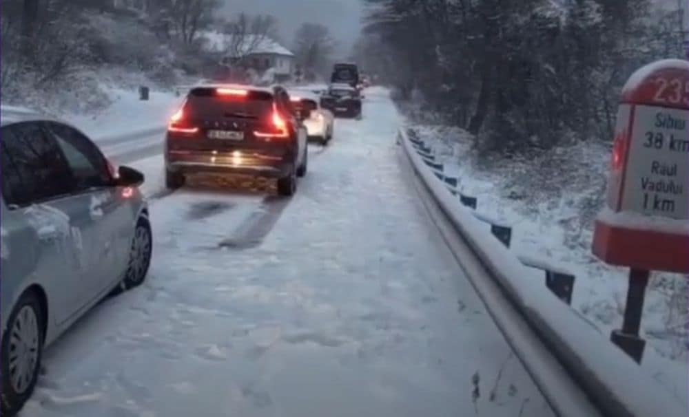 Ninsoarea abundentă paraliează traficul pe Valea Oltului. S-au format coloane de mașini de câțiva kilometri / Cum se circulă în țară