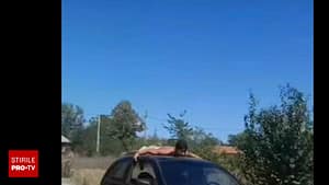 Șoselele, teren de joacă pentru inconștienți: Tânăr din Gorj, cercetat penal după ce și-a pus prietenul pe plafonul mașinii