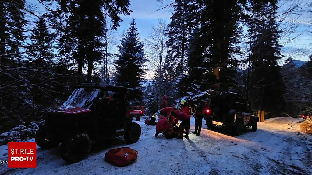 Turist prăbușit 70 de metri într-o râpă, cu ATV-ul. Salvamontiștii l-au dus până la ambulanță