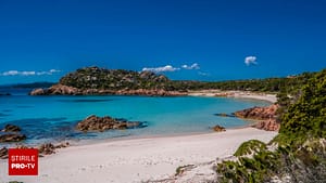 Plaja cu nisip roz din Italia. Unde se află Spiaggia Rosa Budelli, cum arată și cum ajungi la ea