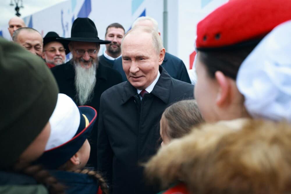 VIDEO. Momentul în care o fetiță de 11 ani îl confruntă pe Putin: „Unchiul meu e trimis din nou la război”. Reacția liderului - Imaginea 3