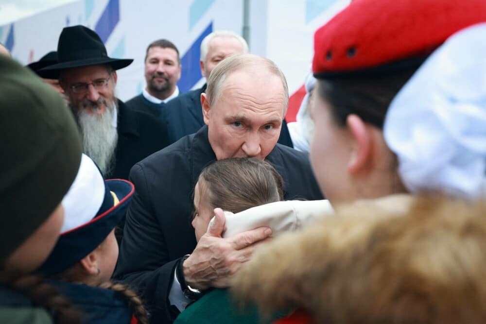 VIDEO. Momentul în care o fetiță de 11 ani îl confruntă pe Putin: „Unchiul meu e trimis din nou la război”. Reacția liderului - Imaginea 1