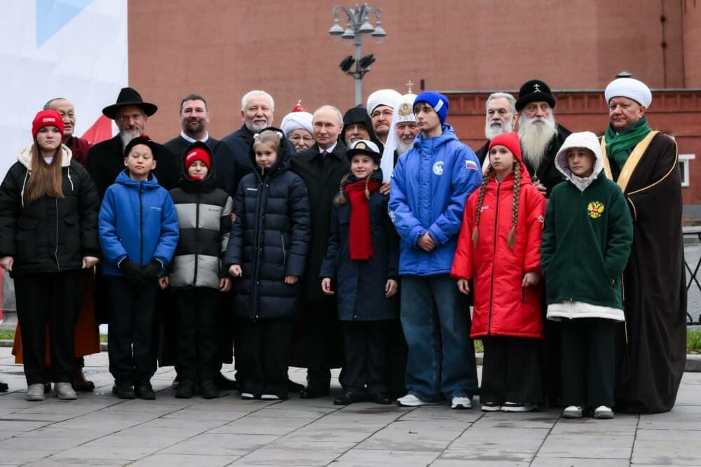 VIDEO. Momentul în care o fetiță de 11 ani îl confruntă pe Putin: „Unchiul meu e trimis din nou la război”. Reacția liderului - Imaginea 6