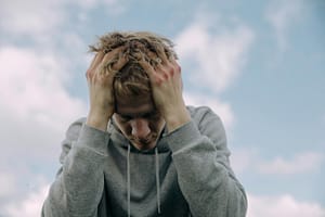 De ce ne doare capul după ce plângem și cum putem preveni disconfortul