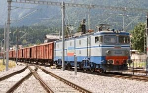 Traficul pe magistrala 100, perturbat din cauza unui tren de marfă