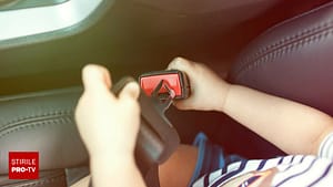 Un copil de nici doi ani a căzut dintr-o mașină în mers, după ce fratele lui mare i-a desfăcut centura și a deschis portiera