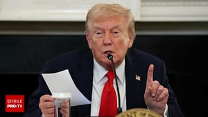 Trump a primit urgent un bilet în timpul unui eveniment la Casa Albă. Liderul SUA a surprins pe toată lumea după ce l-a citit