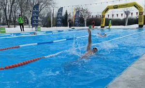 Curaj nebun. Peste 40 de participanți, la Campionatul Național de înot în ape înghețate de la București