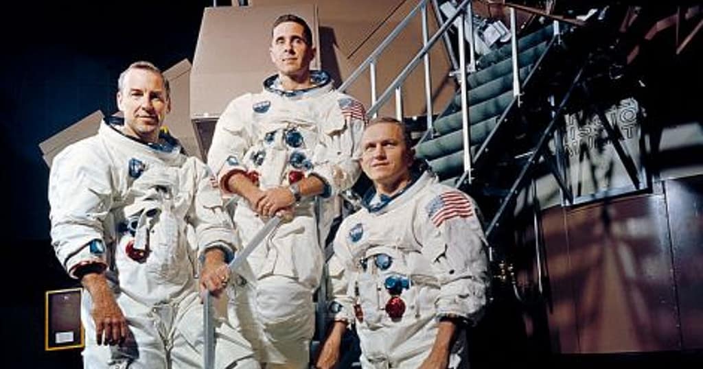 24 decembrie: Ziua când Apollo 8 a orbitat pentru prima dată în jurul Lunii. Echipajul a realizat o misiune de Crăciun