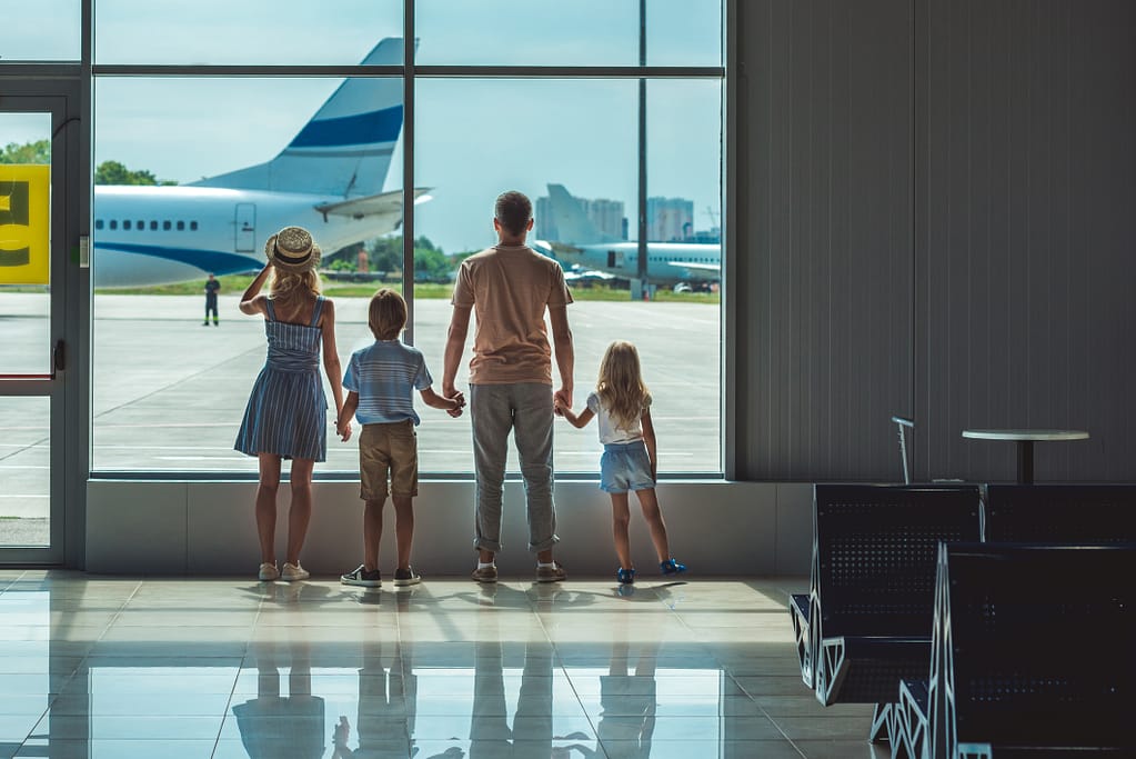 Amenzi de până la 1.000 de euro pentru părinții care „uită” să-și ducă la școală copiii înainte sau după vacanță. Controale chiar și în aeroport, în Germania