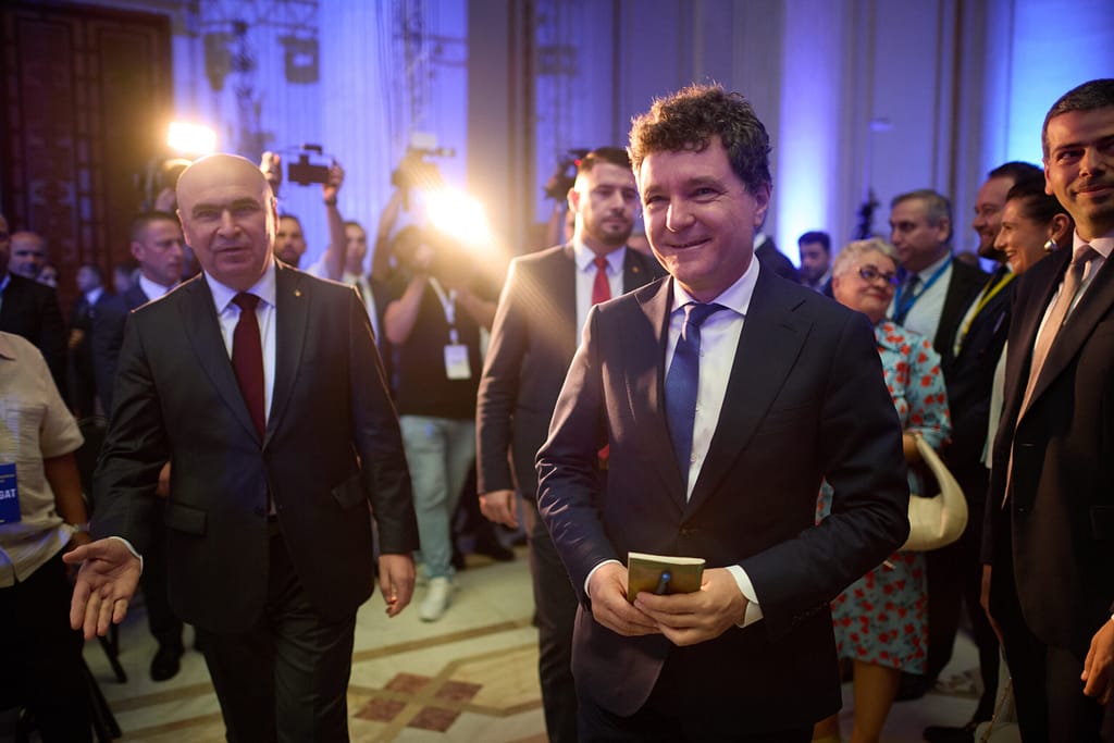 VIDEO Nicușor Dan, în aplauzele liberalilor, la ieșirea de la Congresul PNL. Ce a declarat președintele