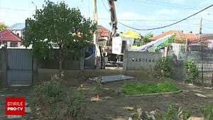 Doi muncitori din Sri Lanka, răniți după ce mașina lor a lovit un stâlp și a rupt un gard. „E și ziua mea, ăsta e cadou”