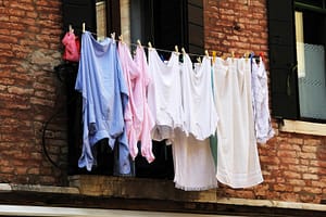 Orașul din România unde nu-ți mai poți usca rufele pe sârmă, la vedere. Amenzi de până la 1.500 lei