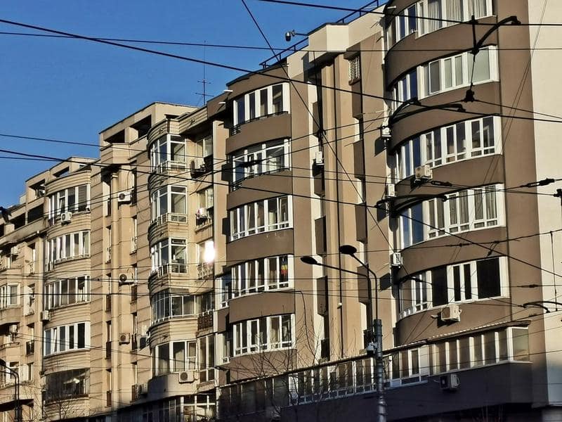 HARTĂ Românii au cele mai aglomerate case din UE. Peste 40% dintre noi stau în case cu prea mulți oameni pentru confort
