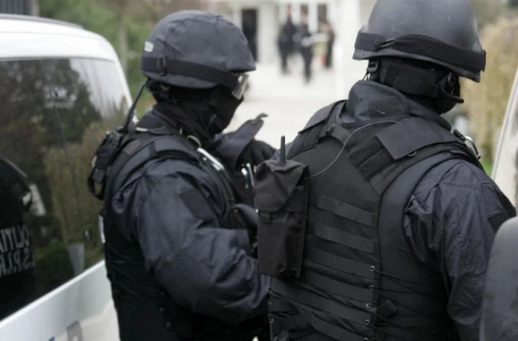 Percheziții DIICOT în București și alte două județe din țară! Fraudă uriașă cu mașini de lux și credite false