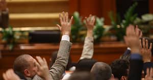 Scandal cu jigniri în plenul Parlamentului. „Porpagandist infect”/ „Dacă fac schimbare de sex ești mulțumit?”