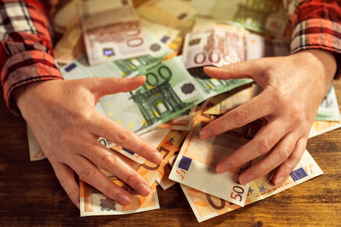 Există și români care câștigă lunar zeci de mii de euro. FOTO: Shutterstock