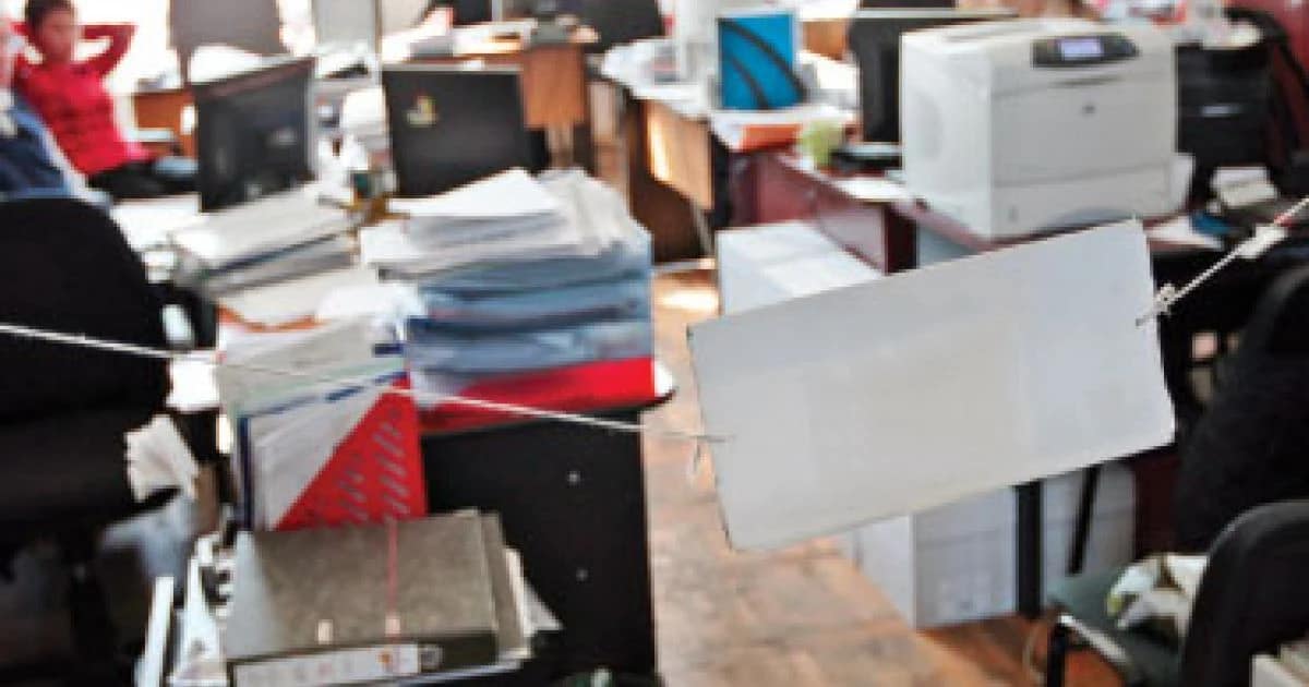 Birou al unei instituții de stat plin de dosare