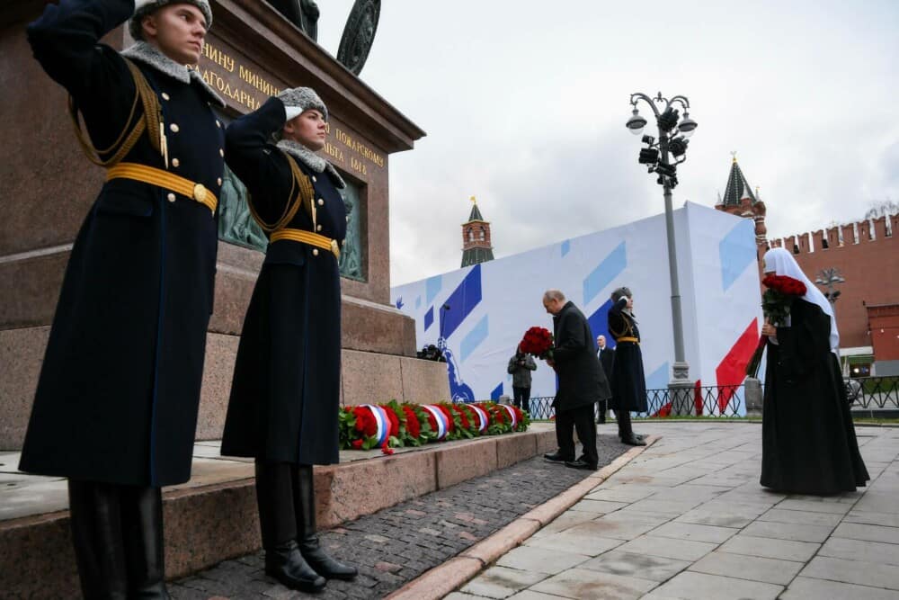 VIDEO. Momentul în care o fetiță de 11 ani îl confruntă pe Putin: „Unchiul meu e trimis din nou la război”. Reacția liderului - Imaginea 8