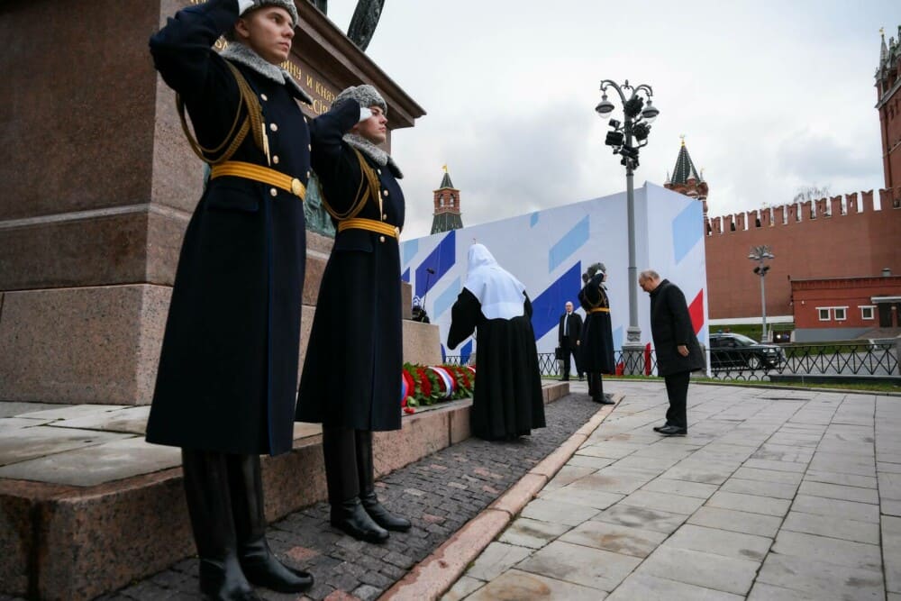 VIDEO. Momentul în care o fetiță de 11 ani îl confruntă pe Putin: „Unchiul meu e trimis din nou la război”. Reacția liderului - Imaginea 10