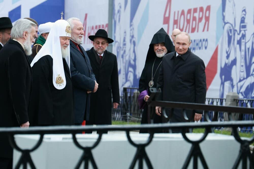 VIDEO. Momentul în care o fetiță de 11 ani îl confruntă pe Putin: „Unchiul meu e trimis din nou la război”. Reacția liderului - Imaginea 11