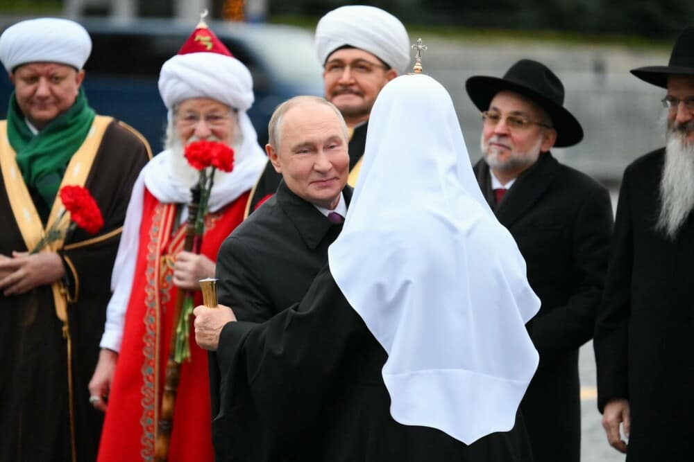 VIDEO. Momentul în care o fetiță de 11 ani îl confruntă pe Putin: „Unchiul meu e trimis din nou la război”. Reacția liderului - Imaginea 12