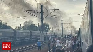 Incendiu la locomotiva unui tren de călători, în judeţul Constanţa. Pompierii intervin de urgență. VIDEO