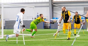 Deși schilodită de bombele lui Putin, Ucraina nu se dă bătută. Ia naștere primul campionat de fotbal jucat în cârje