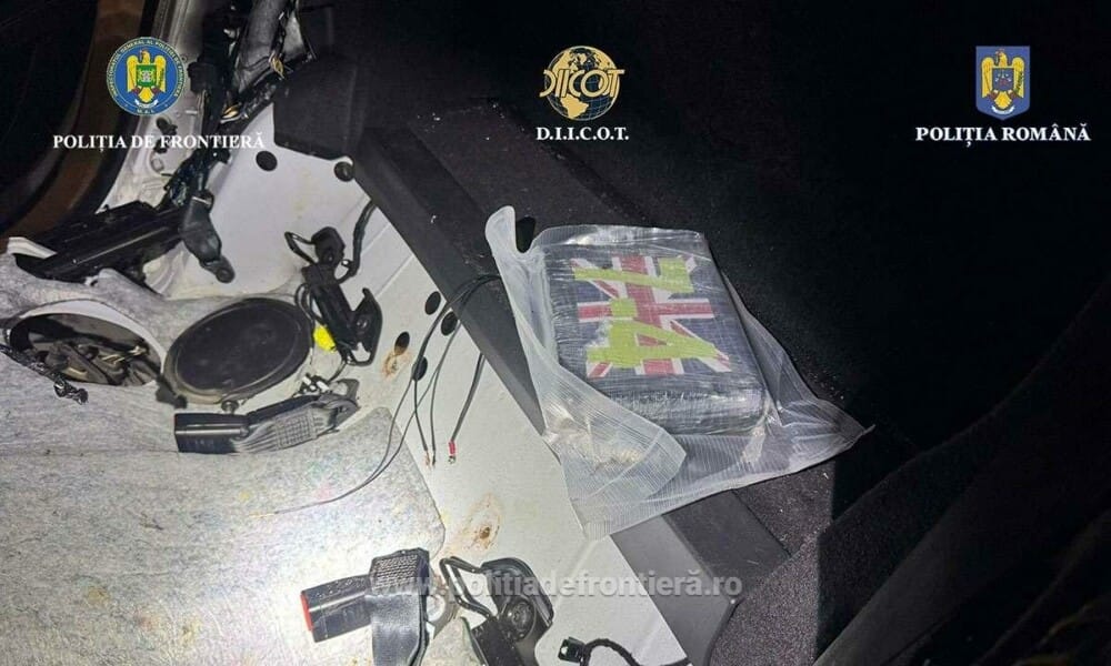 Un bărbat a fost arestat după ce polițiștii de frontieră de la Nădlac au descoperit ce ascundea în mașină. FOTO - Imaginea 4