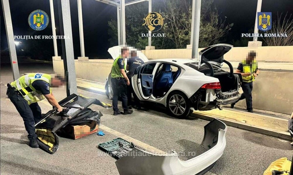 Un bărbat a fost arestat după ce polițiștii de frontieră de la Nădlac au descoperit ce ascundea în mașină. FOTO - Imaginea 1